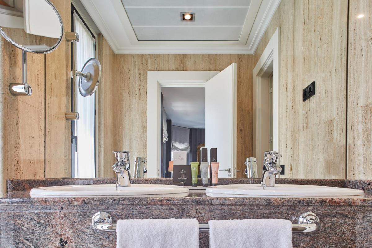 Un baño de Silken Gran hotel Durango