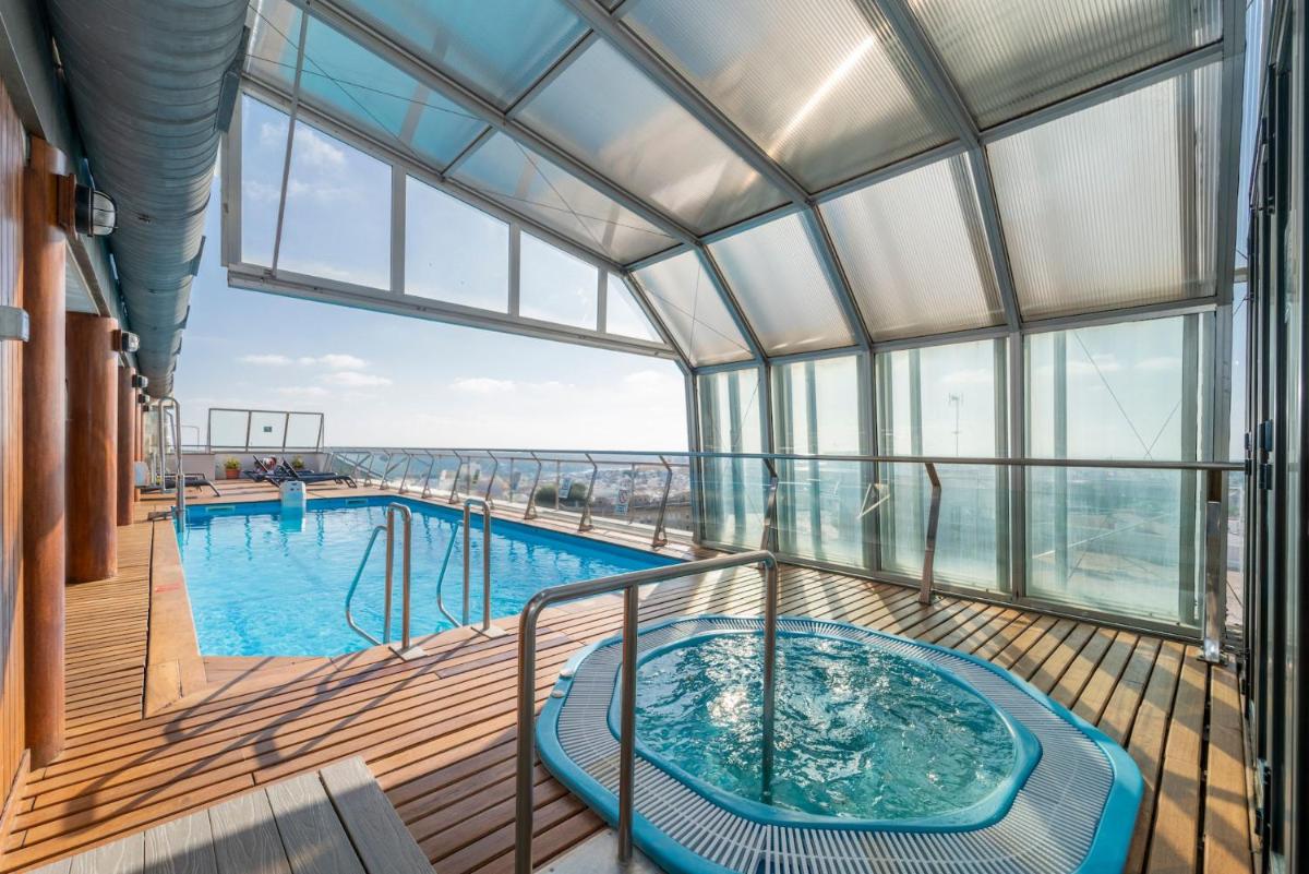 una gran piscina cubierta en la parte superior de un crucero en ARTIEM Capri, en Mahón