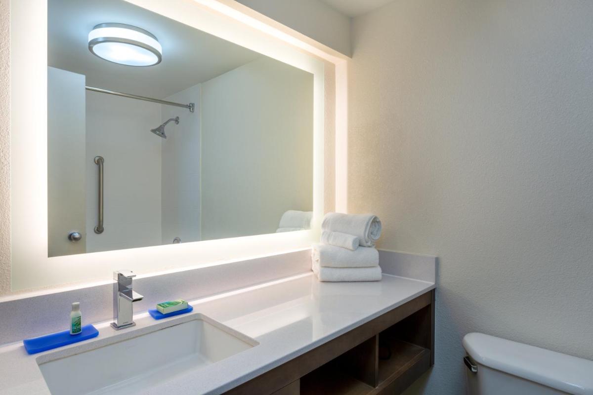 Holiday Inn Express Hotel & Suites King of Prussia, an IHG Hotel - Housity