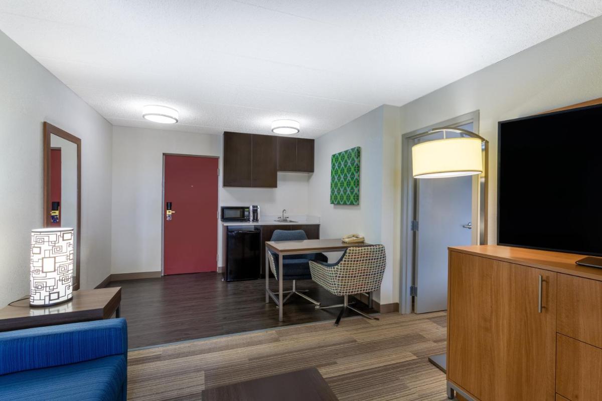 Holiday Inn Express Hotel & Suites King of Prussia, an IHG Hotel - Housity