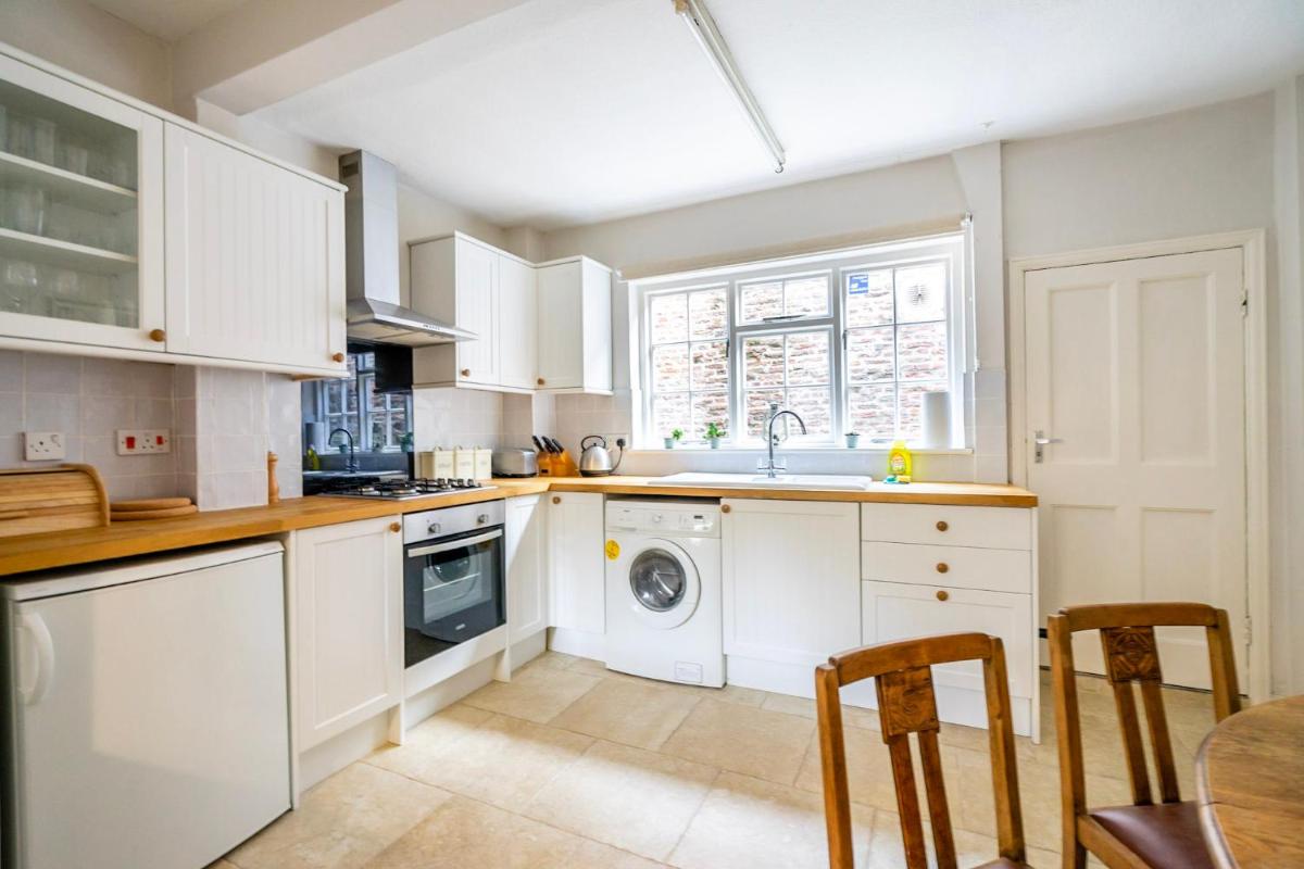 6 Monkbar Court - Housity