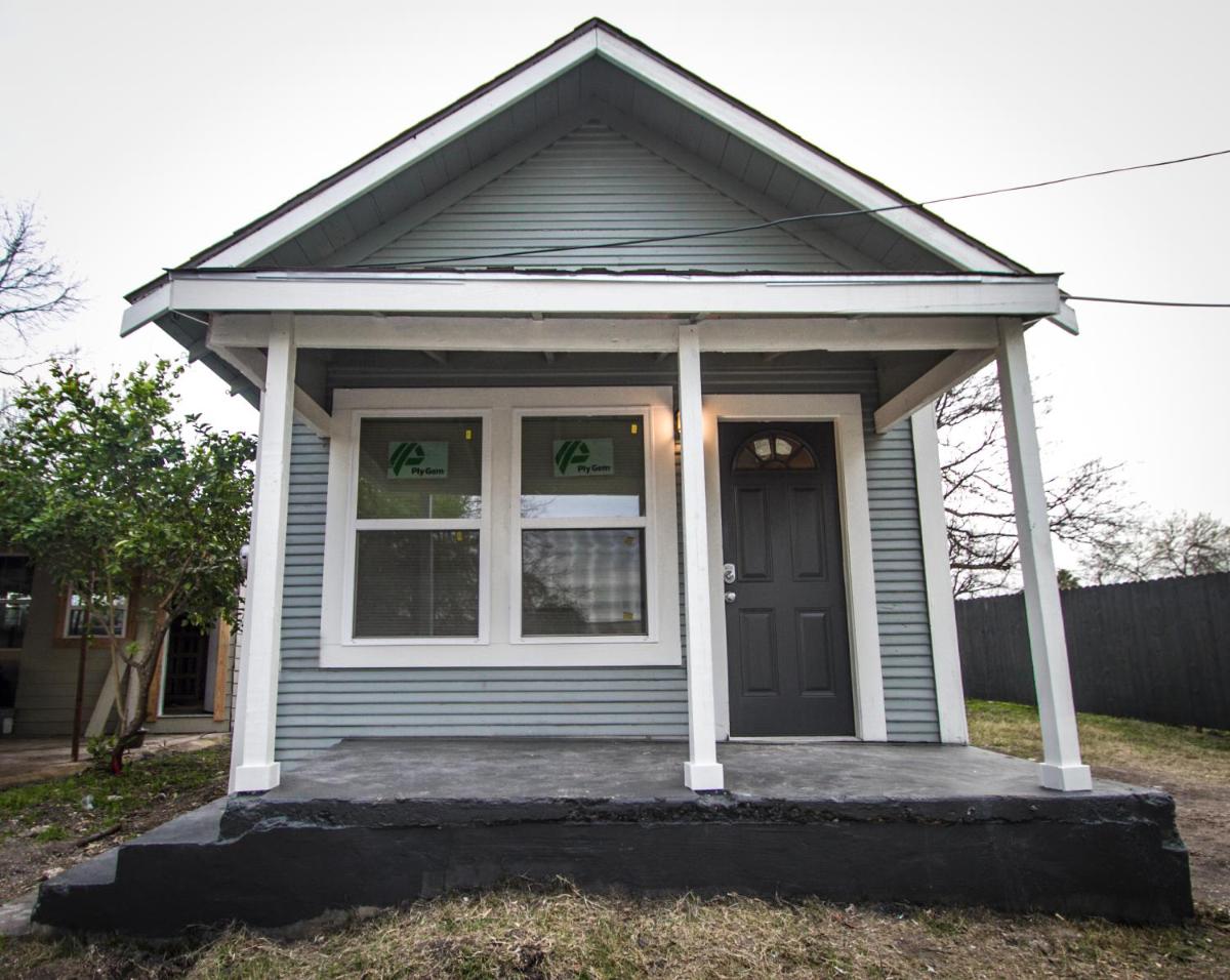 Douglas Way Remodeled House Near Downtown 1BA/1BA - Housity
