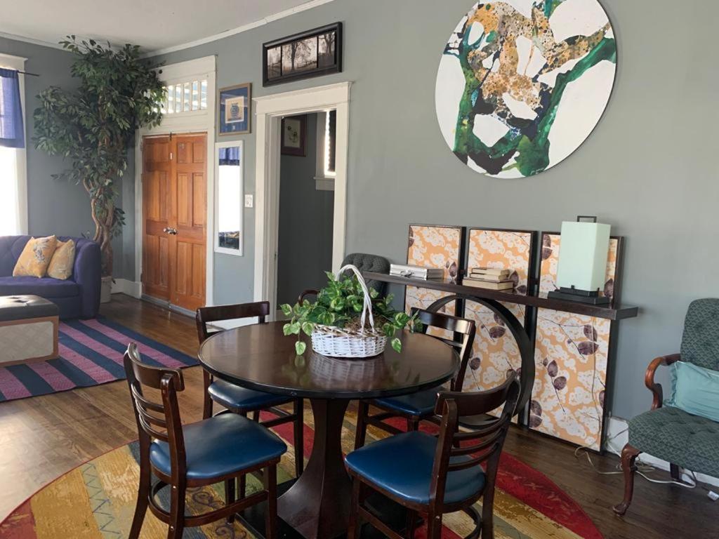4Br-2Ba Midtown with HOT TUB Sleeps up to 19 - 8 Beds - Housity