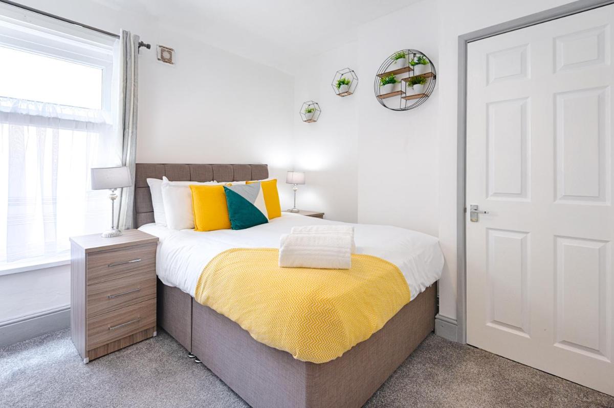 4 Bed - Parking - Near M4 - Ideal for Groups - Housity