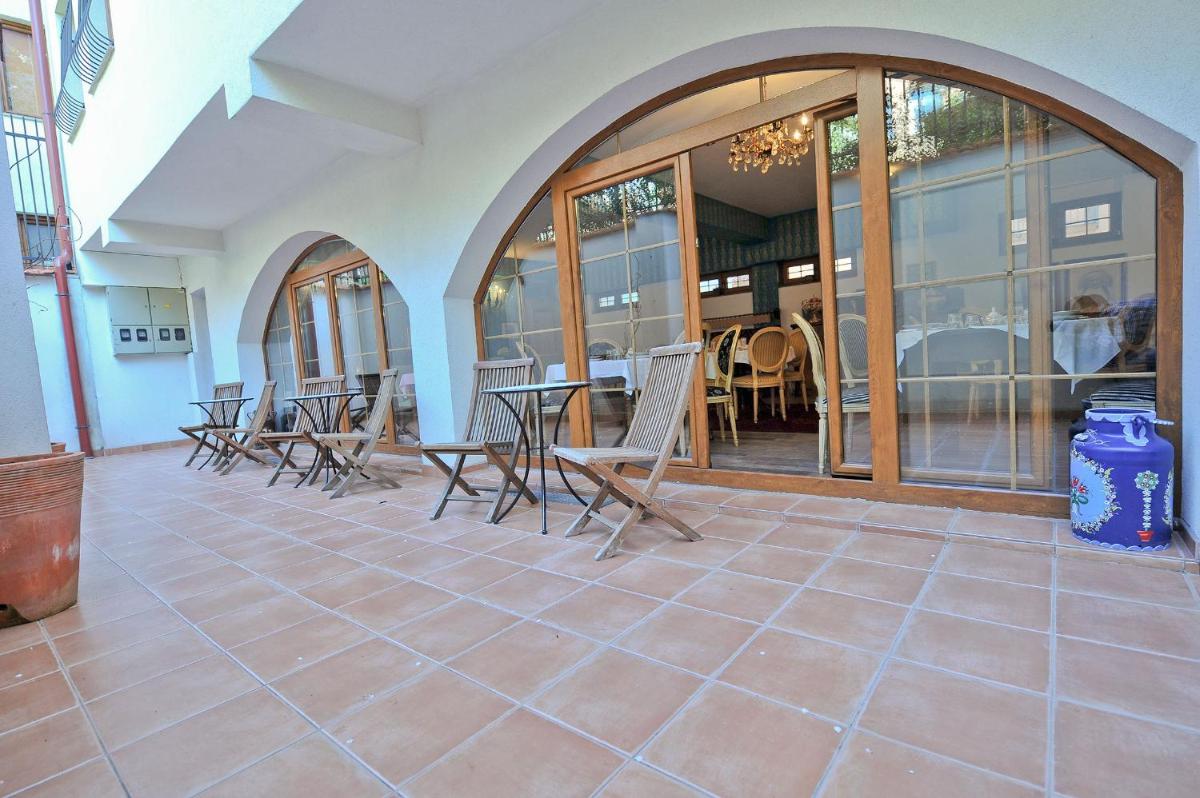 Royal Gold - Housity