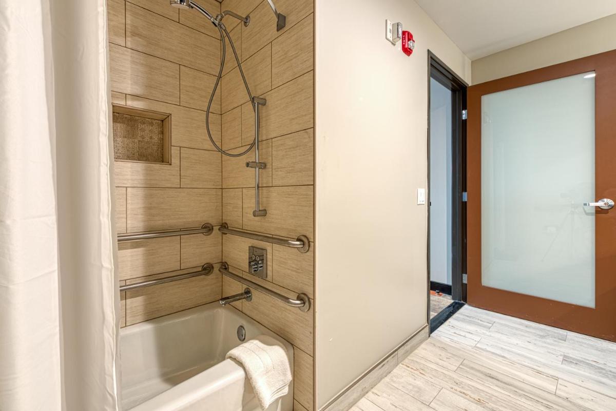 Hotel Lexen Newhall & Santa Clarita - Near Six Flags Magic Mountain - Housity