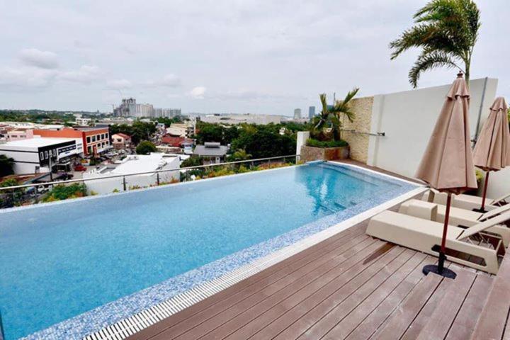 J7 Plaza Hotel - Housity