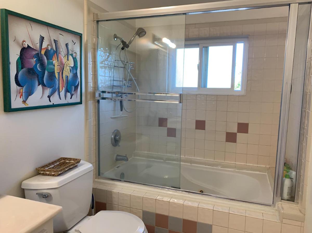 Gorgeous Queen Bedroom in Lg Saratoga House - Cars Available - Housity