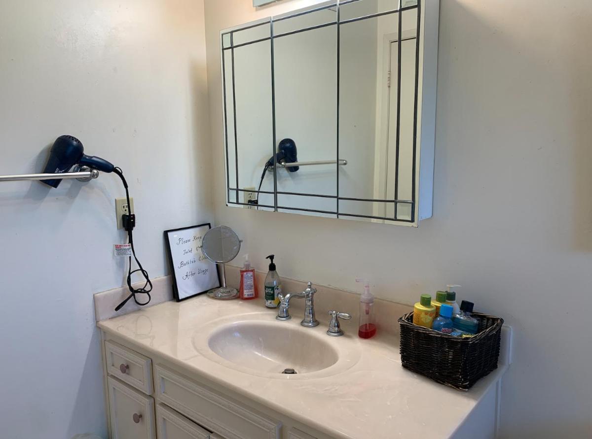 Gorgeous Queen Bedroom in Lg Saratoga House - Cars Available - Housity
