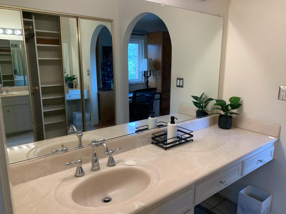 Luxurious Master Suite with Private Bath in Saratoga - Housity
