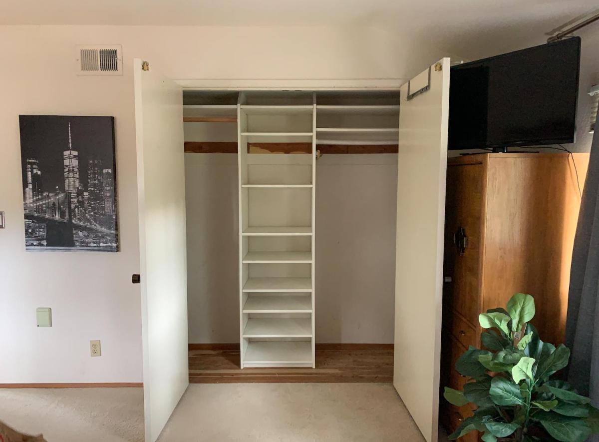 Luxurious Master Suite with Private Bath in Saratoga - Housity
