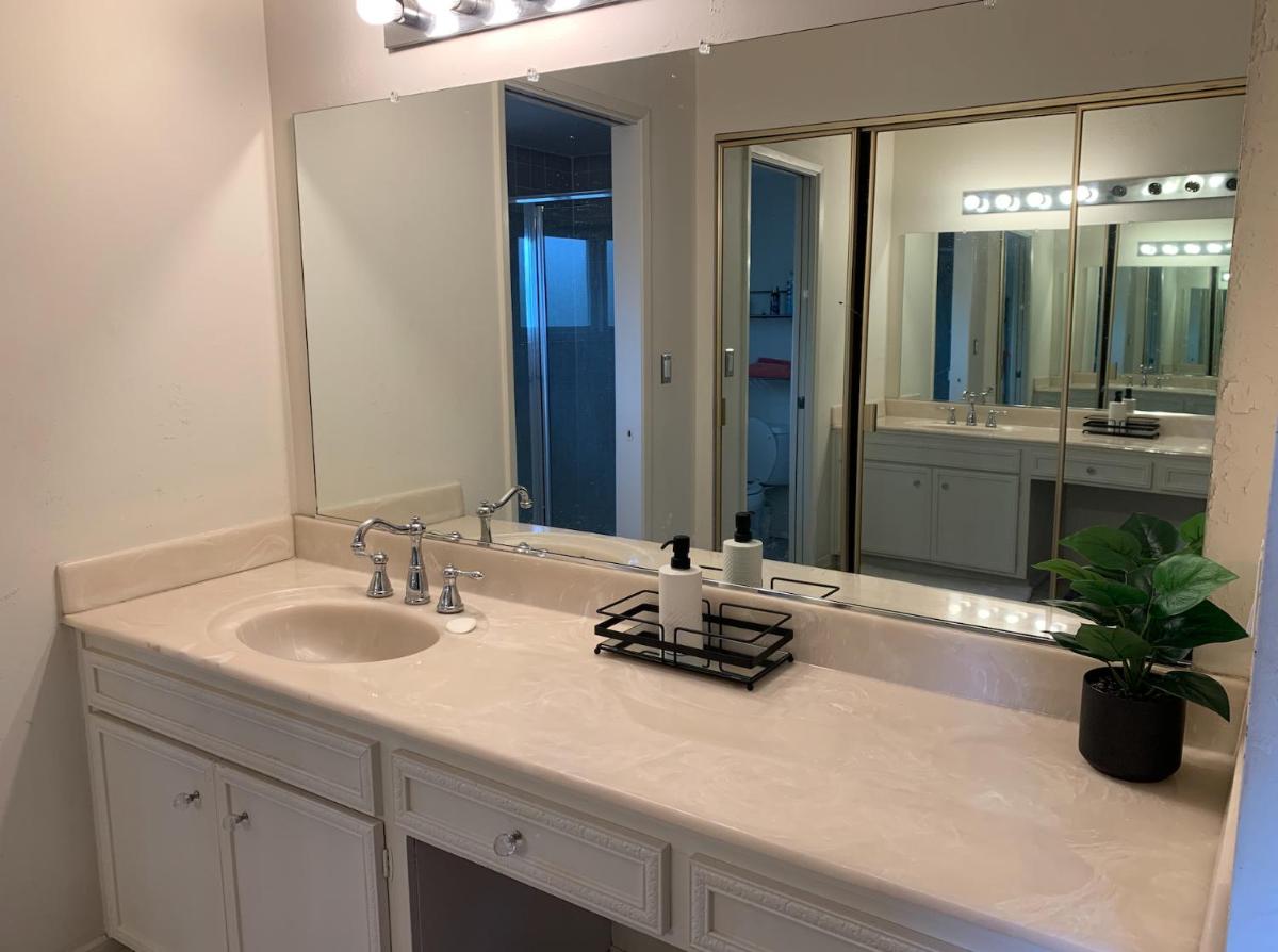 Luxurious Master Suite with Private Bath in Saratoga - Housity