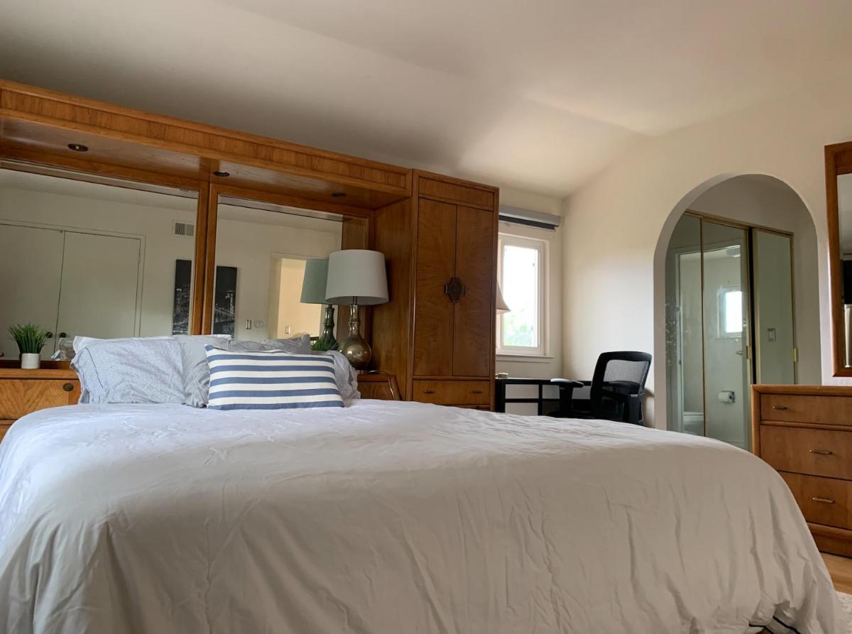 Luxurious Master Suite with Private Bath in Saratoga - Housity
