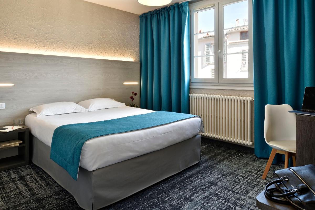 une chambre d'hôtel avec un lit et une fenêtre dans l'établissement Hôtel Fesch & Spa, à Ajaccio 79 autres photos