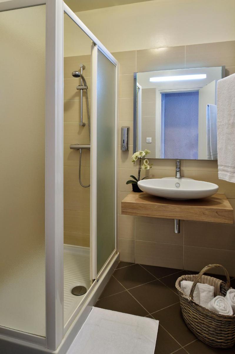 Salle de bains dans l'établissement Hôtel Fesch & Spa