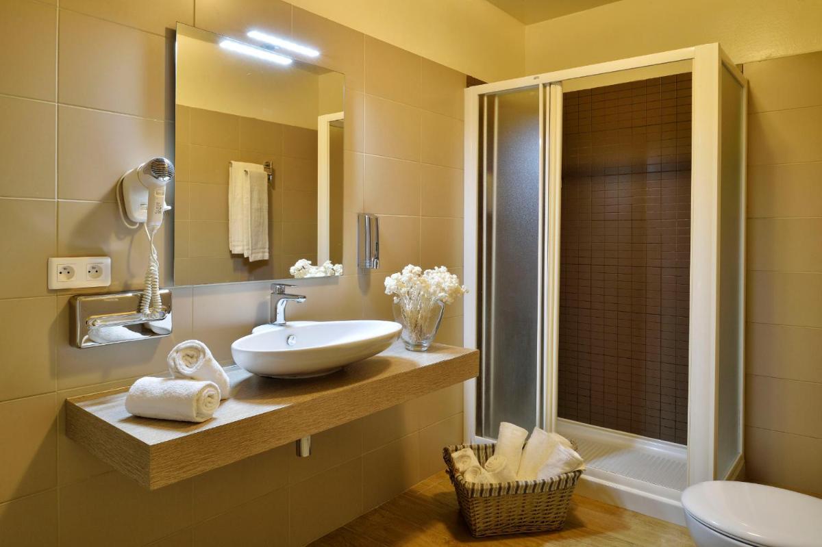 Salle de bains dans l'établissement Hôtel Fesch & Spa