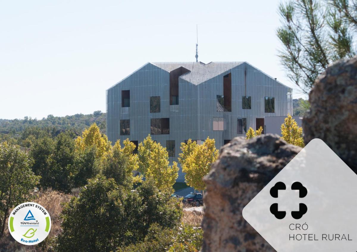um edifício hospitalar com um sinal em frente em Cró Hotel Rural em Rapoula do Côa