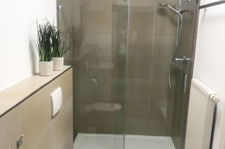 Monteurzimmer mit TV und WLAN, geteiltes Gemeinschaftsbad - Housity