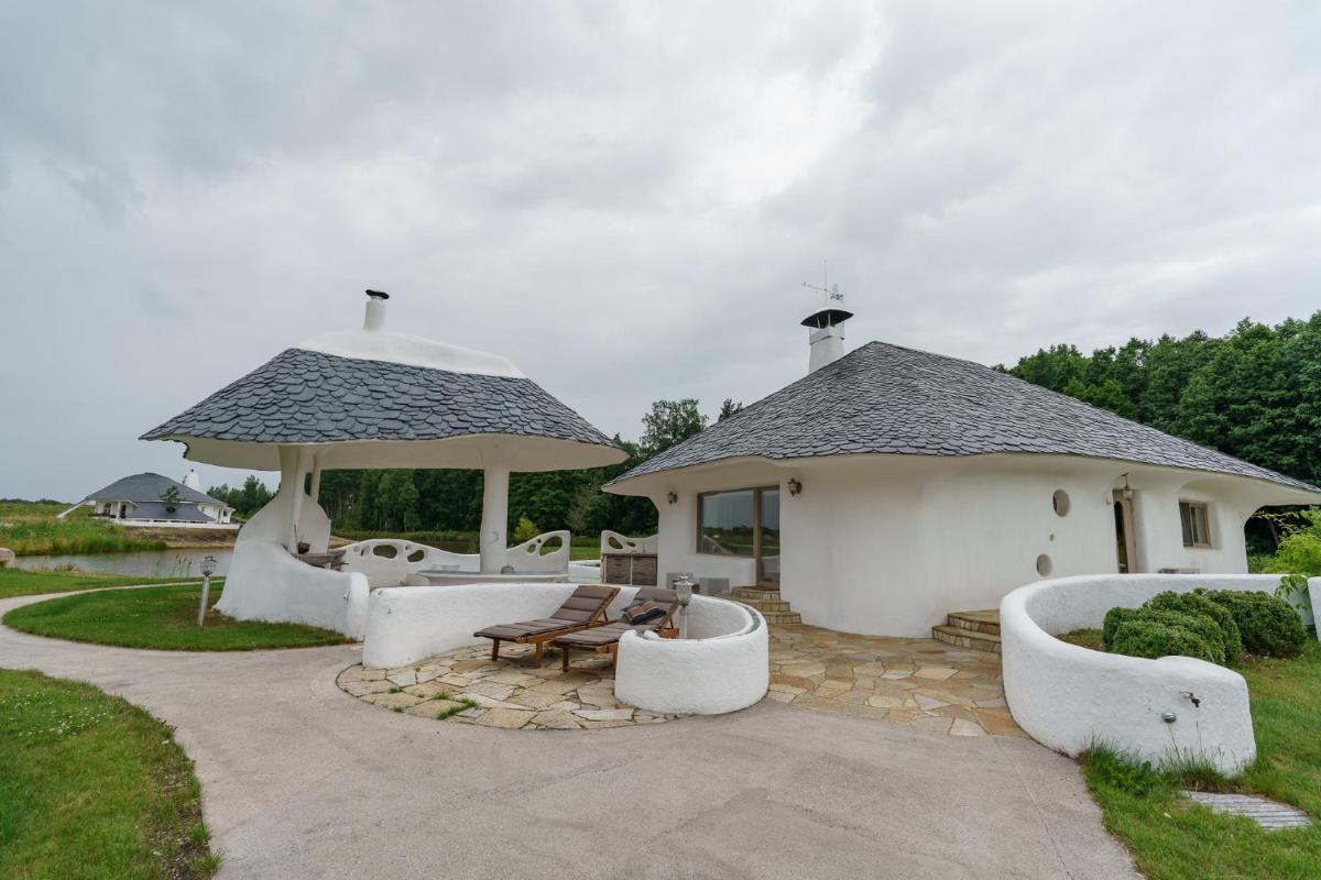 Unique eco-friendly straw house Baltos Salos - Housity