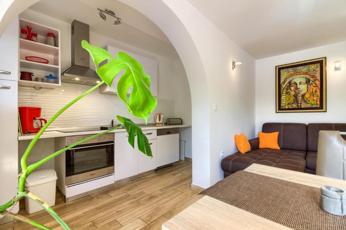 Beatiful families oriented villa Trusina with pool immersed in the nature near the town - Housity