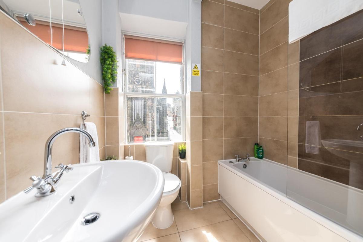 F&O Apartments - 1 bedroom Royal Mile apt Stunning castle view Sleeps 2 - Housity