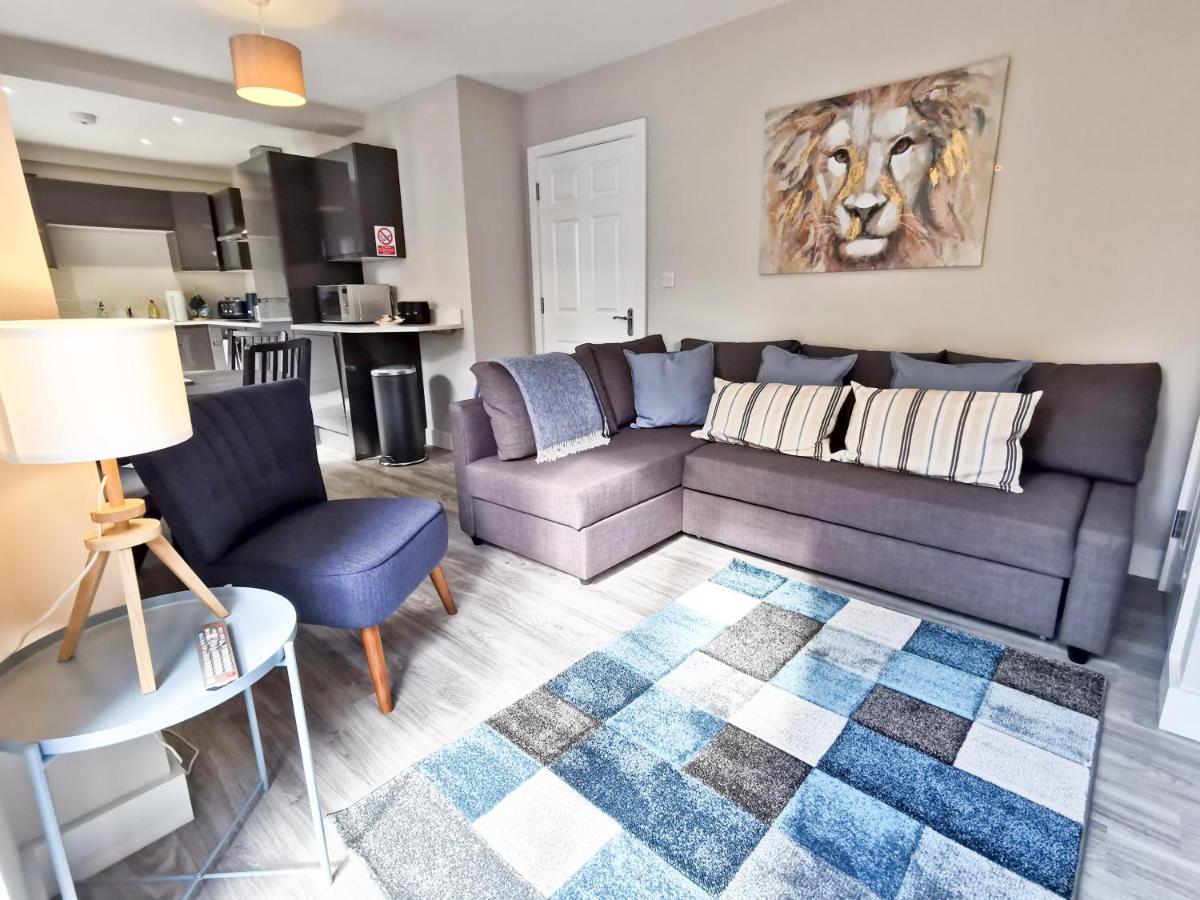 Modern New 2 Bed  - FREE Private Car Park - Housity