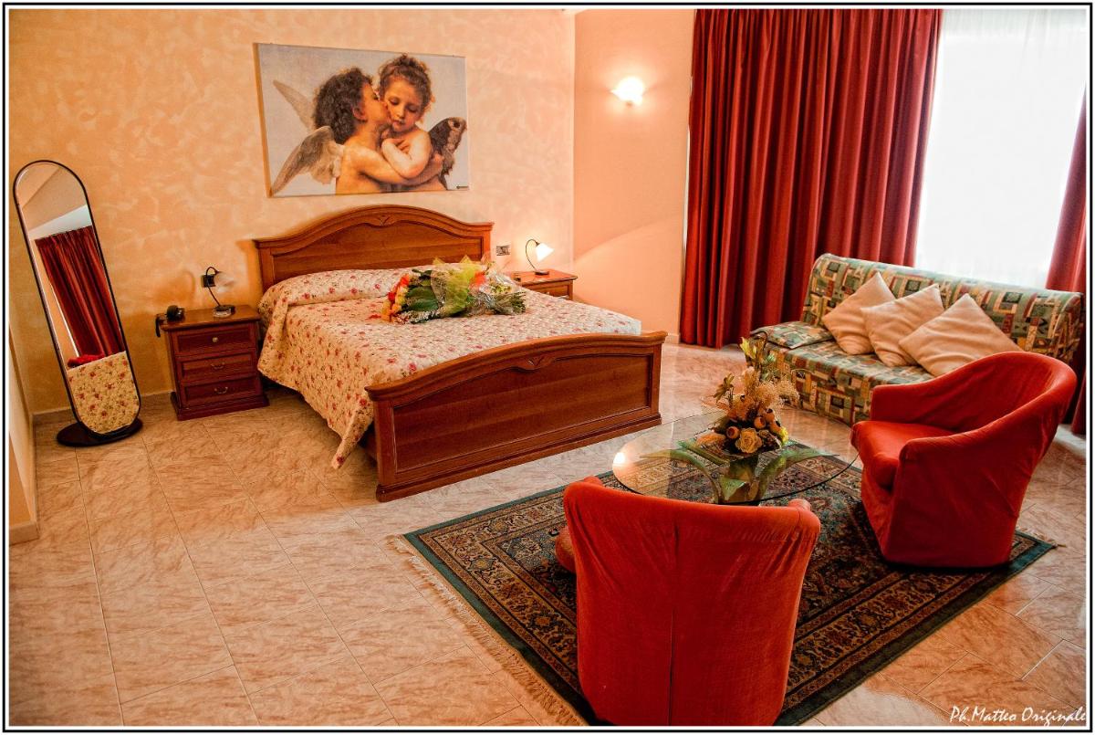 Demy Hotel - Housity