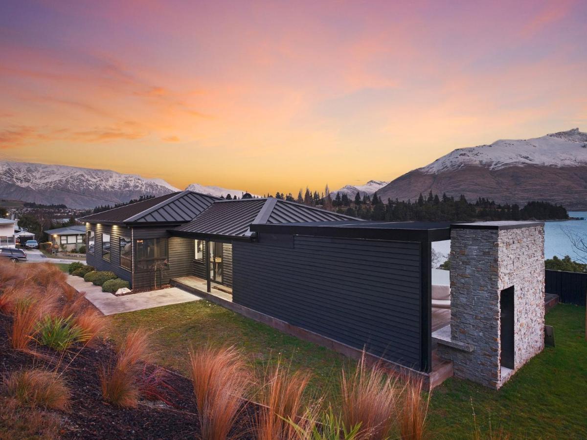 Lakeside Luxury on Suburb Street - Housity