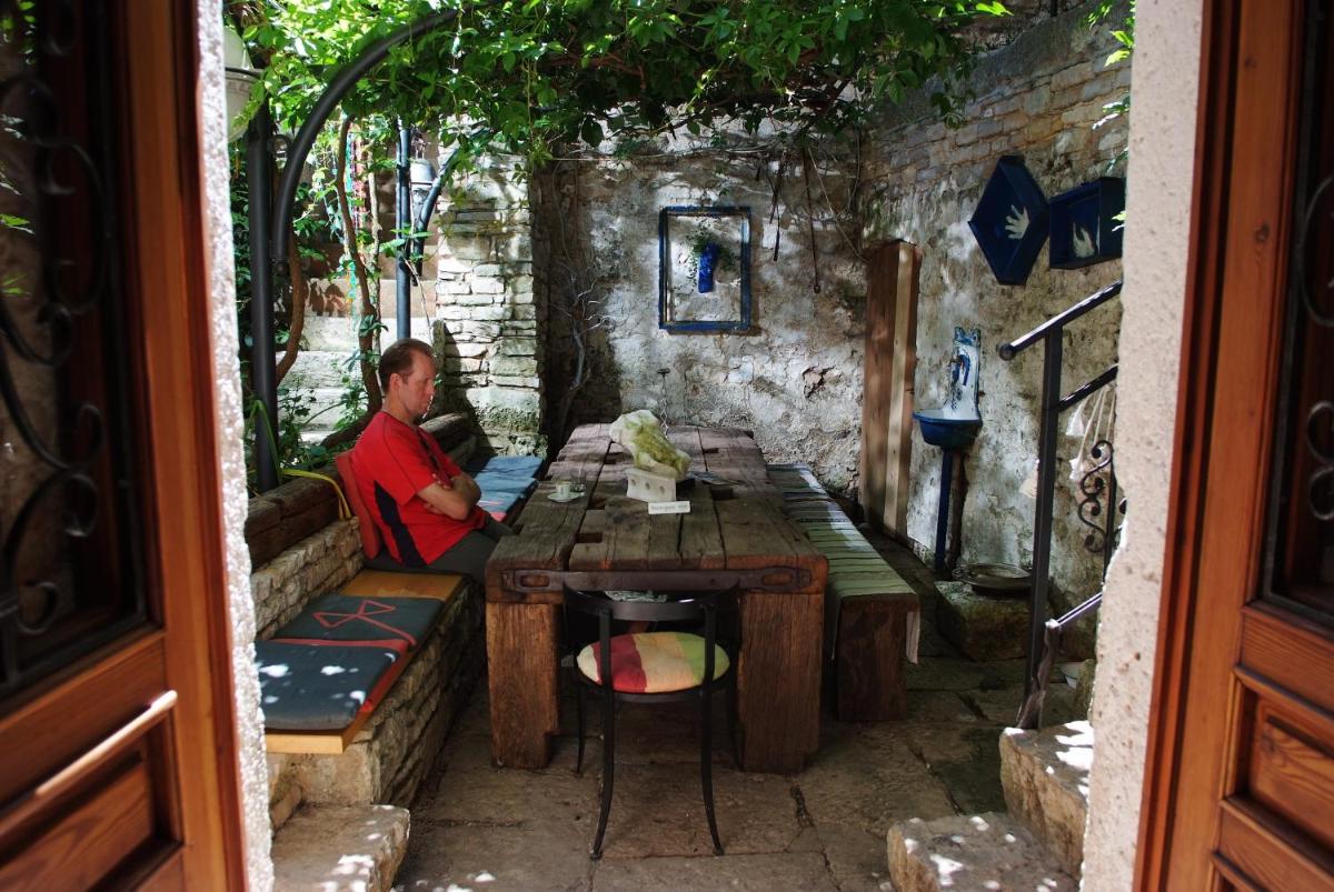 Kamene Priče rooms, music and food - Housity