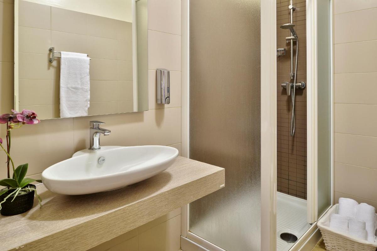Salle de bains dans l'établissement Hôtel Fesch & Spa