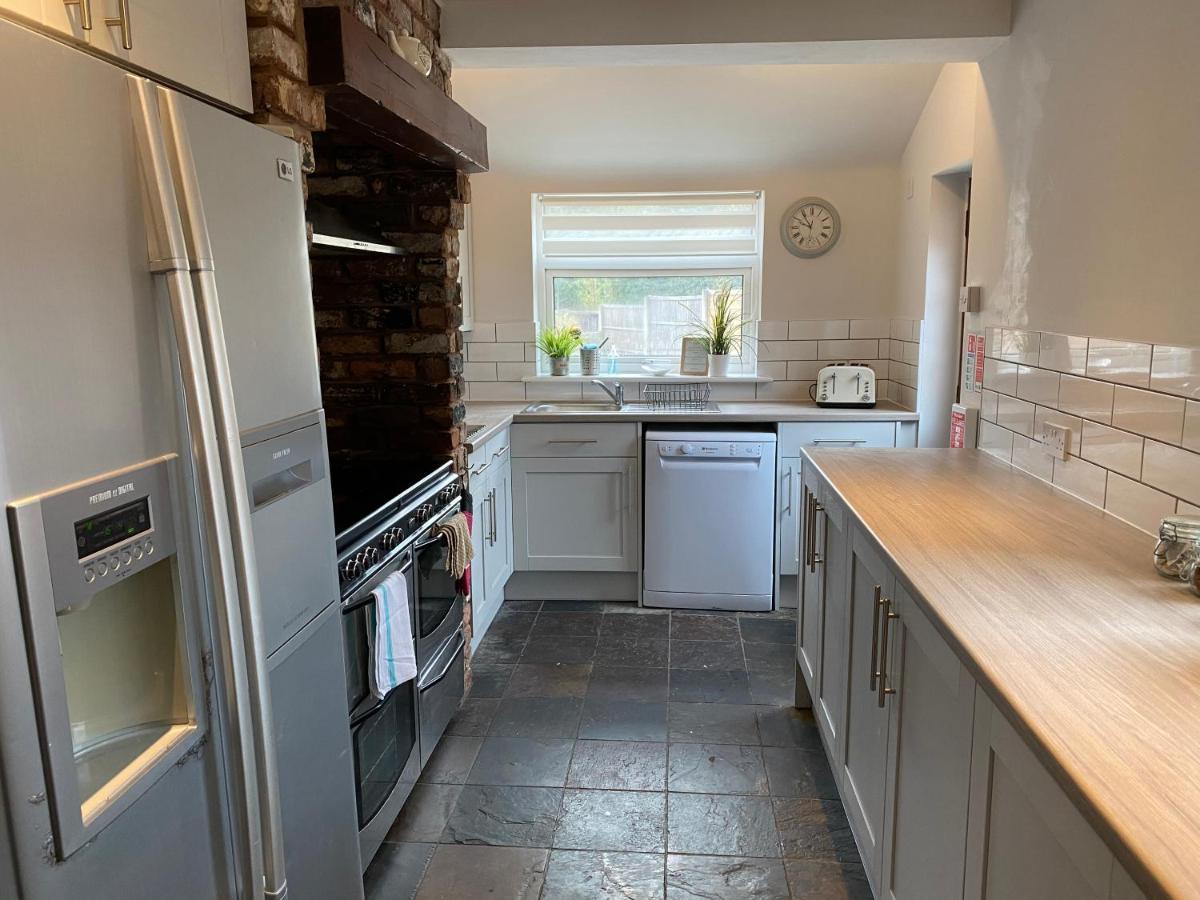 Newlyn House - Sleeps 11 - Housity