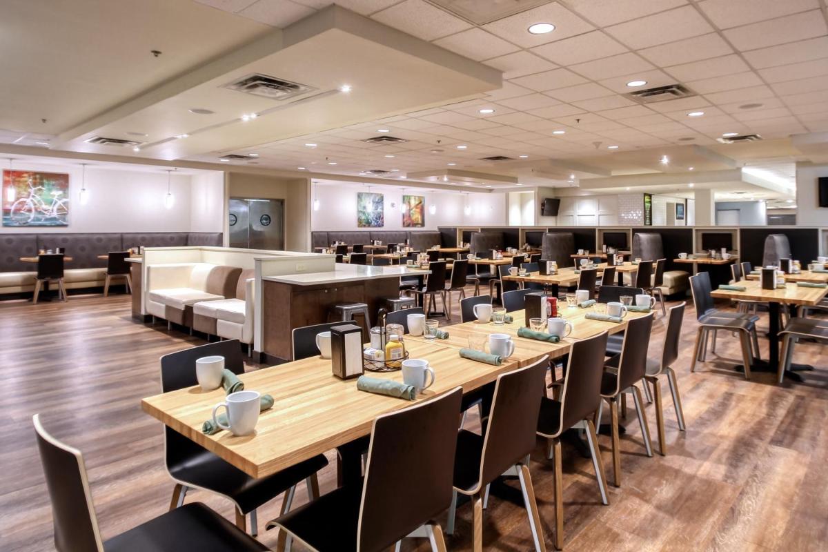 Holiday Inn & Suites Atlanta Airport North, an IHG Hotel - Housity