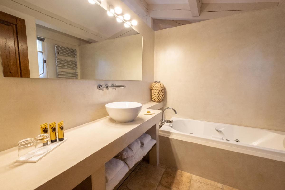 Salle de bains dans l'établissement Hôtel La Dimora & Spa