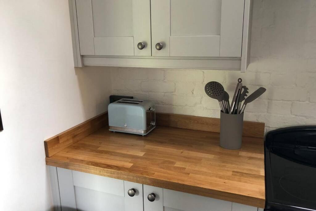 Luxury 2 Bed Cottage in the Orchard of a 17th Century Manor House - Housity