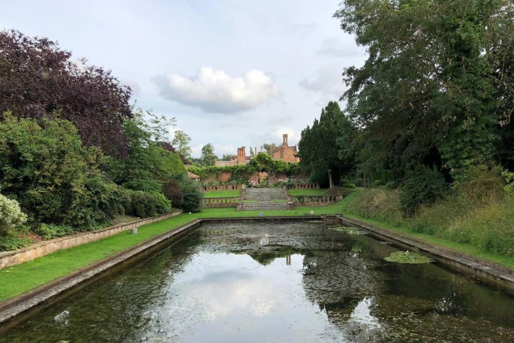 Luxury 2 Bed Cottage in the Orchard of a 17th Century Manor House - Housity