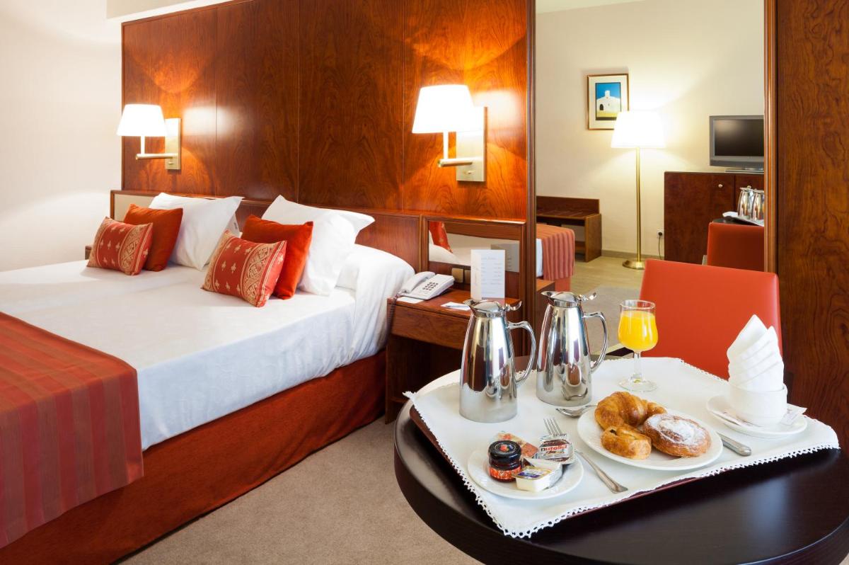 Una habitación de hotel con una cama con una bandeja de comida. en Hotel Royal Plaza, en Ibiza