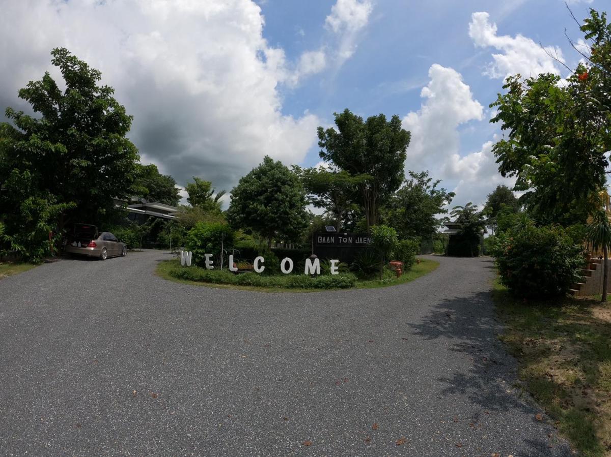 Baan Tonjaeng Resort - Housity