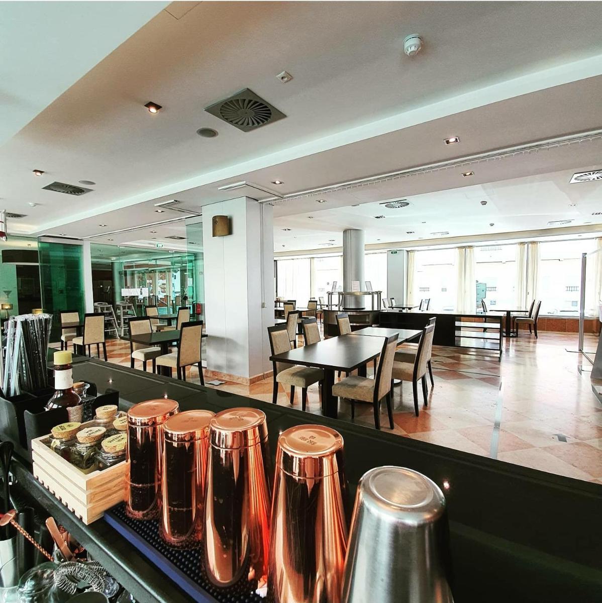 Um restaurante ou outro lugar para comer em Monte Gordo Hotel Apartamentos & Spa