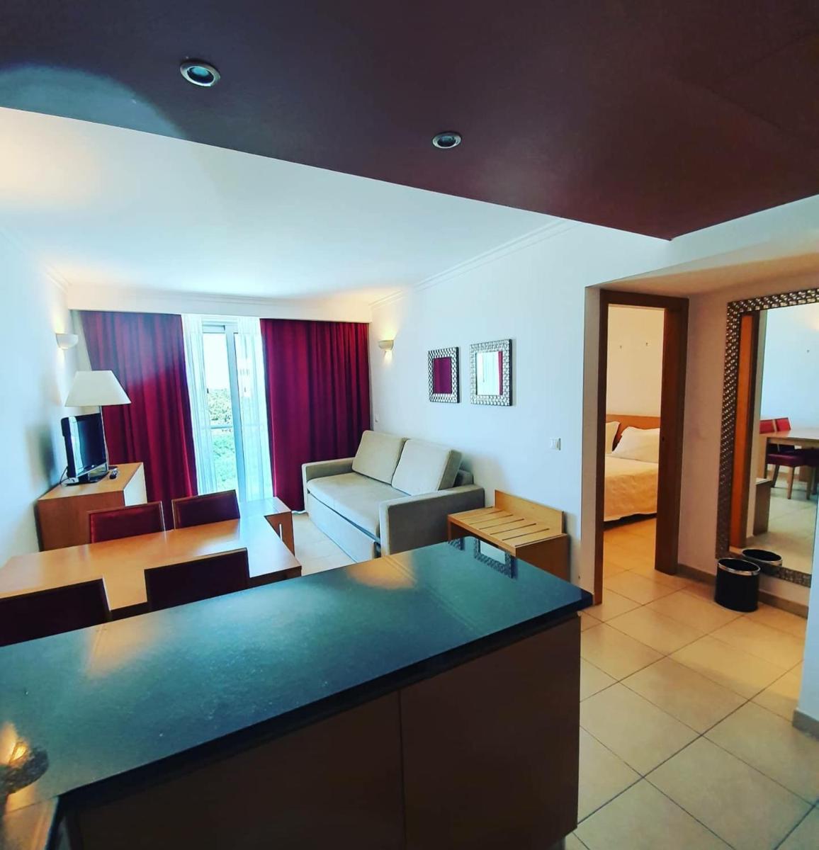 Uma televisão e/ou sistema de entretenimento em Monte Gordo Hotel Apartamentos & Spa