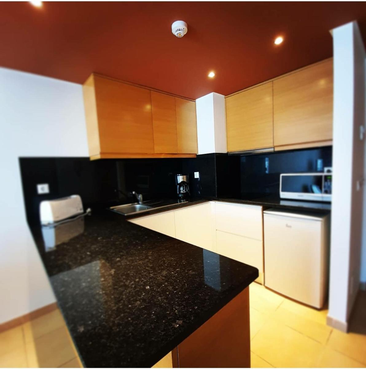 A cozinha ou kitchenette de Monte Gordo Hotel Apartamentos & Spa