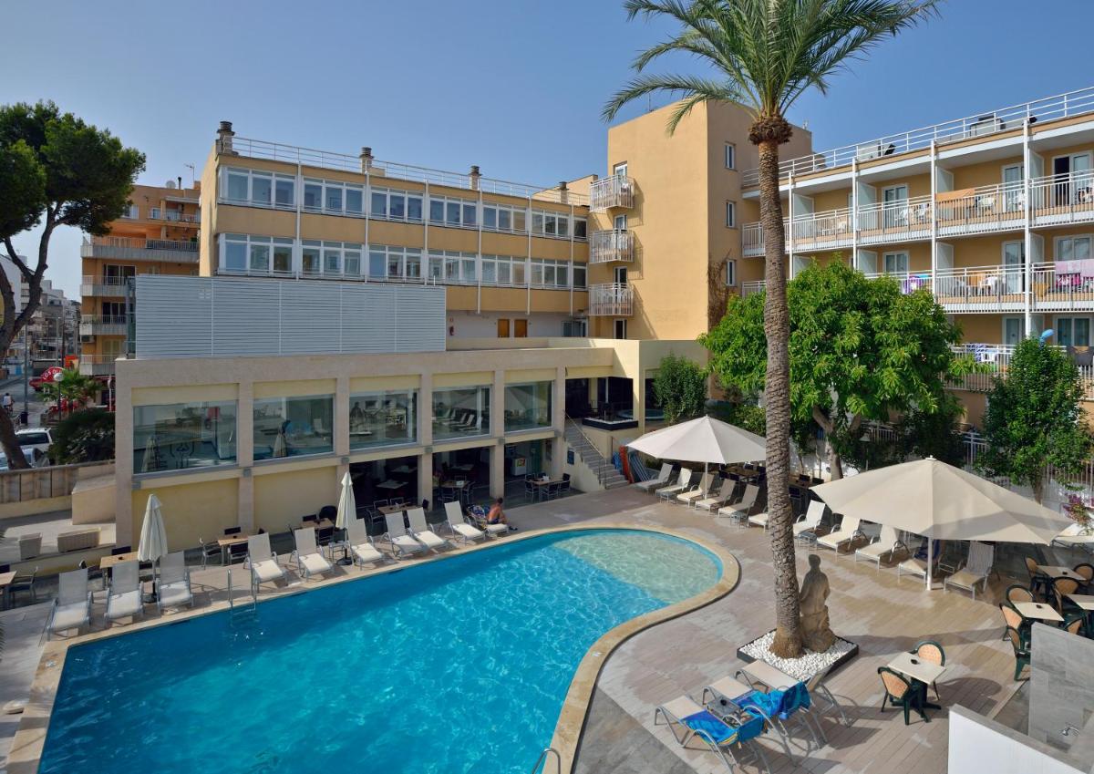 una vista aérea de un hotel con una piscina y una palmera en Hotel Hispania, en Playa de Palma