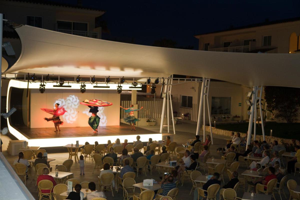 un escenario con dos artistas en un escenario con una multitud en Aparthotel Isla de Cabrera, en Colonia de Sant Jordi 41 fotos más