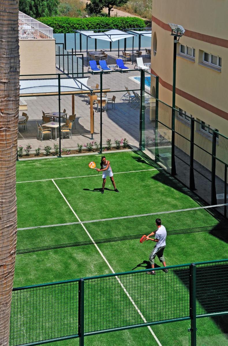 Instalaciones para jugar a tenis o squash en Aparthotel Isla de Cabrera o alrededores