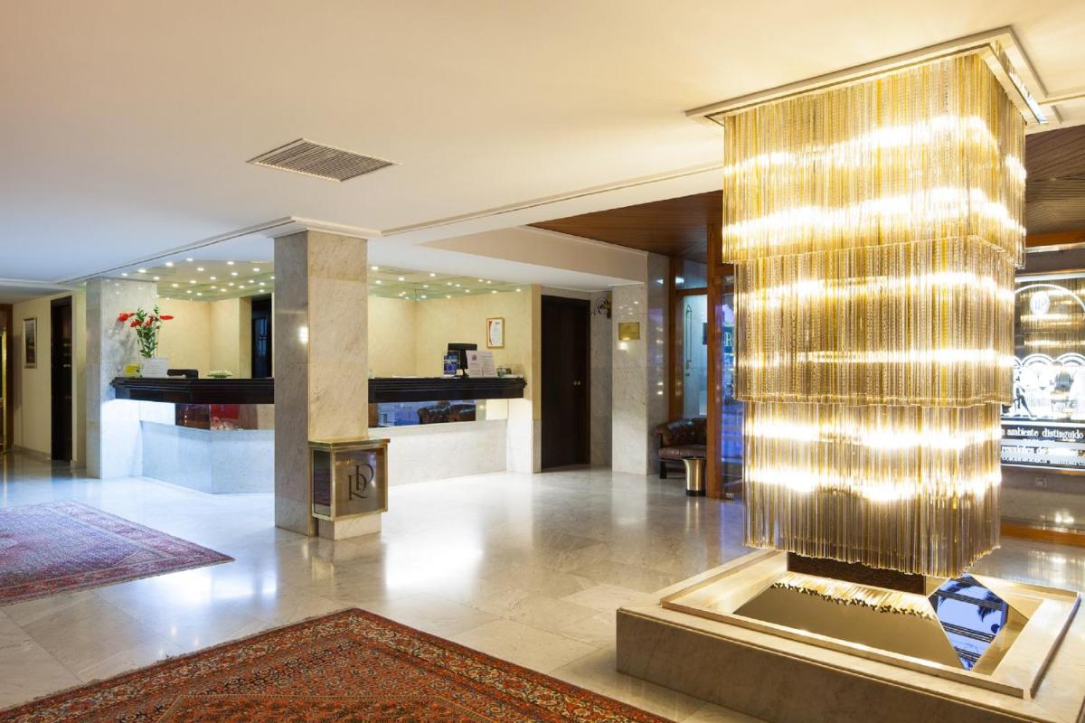 Una cocina o zona de cocina en Hotel Royal Plaza