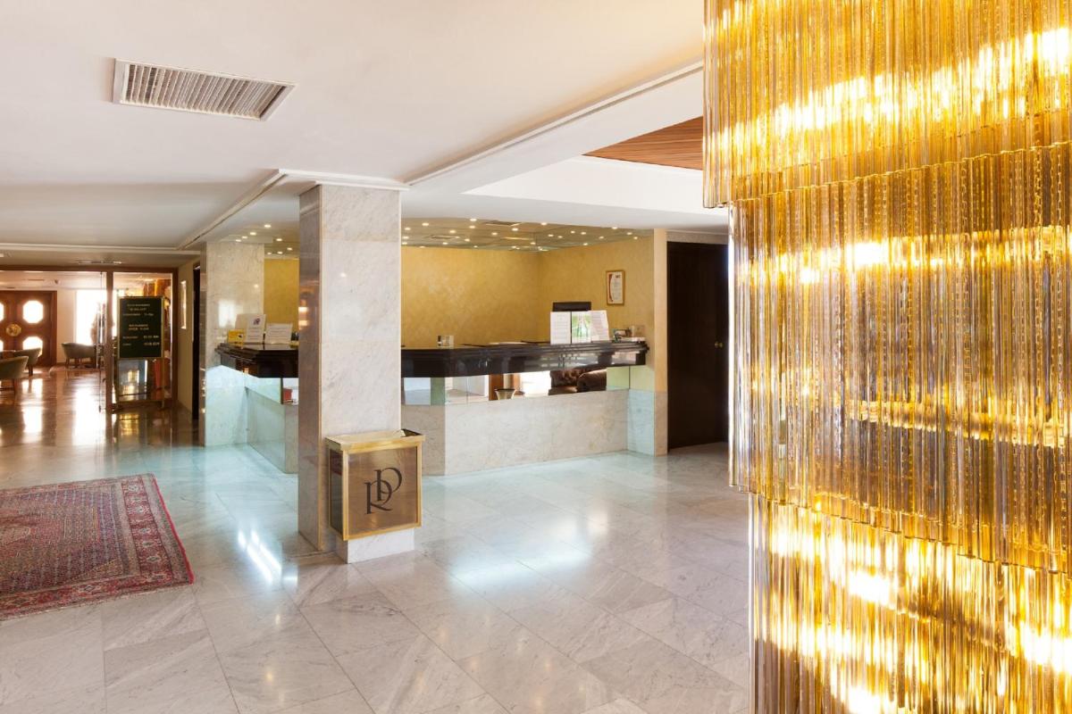 Un vestíbulo con una gran pared de oro. en Hotel Royal Plaza, en Ibiza 72 fotos más