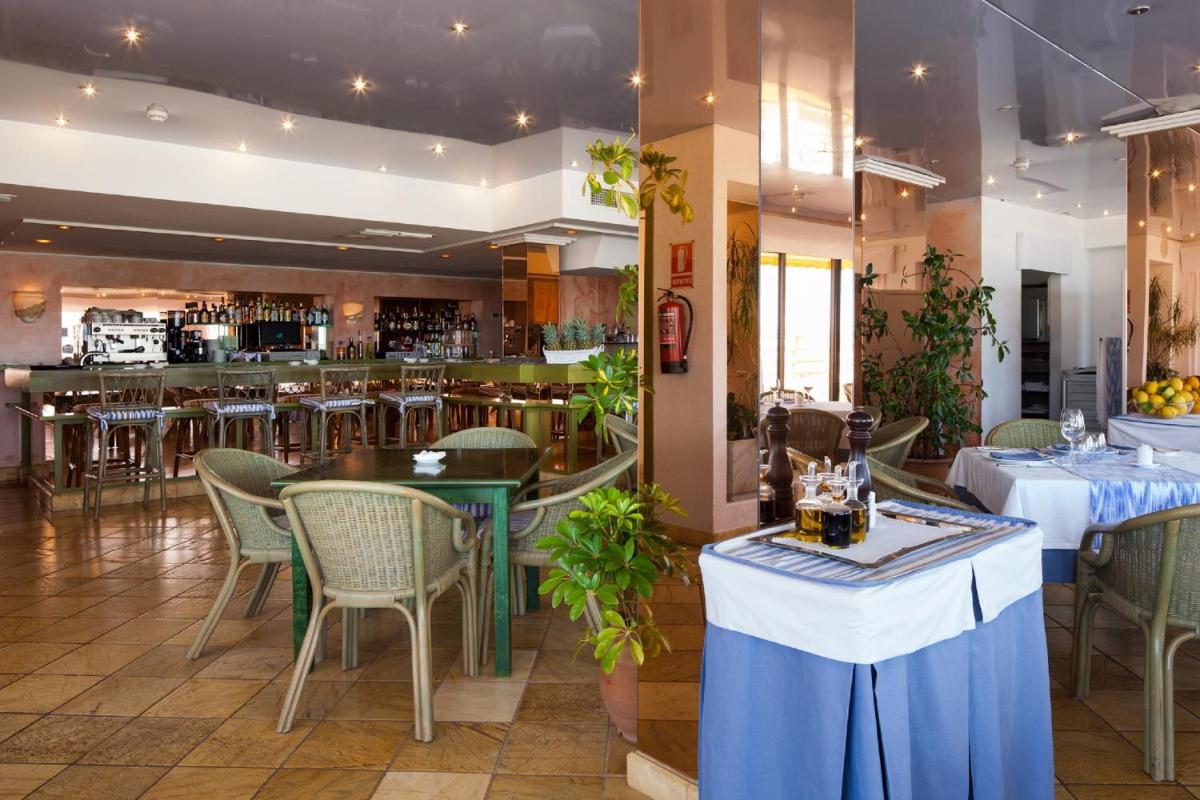 Un restaurante o sitio para comer en Hotel Royal Plaza