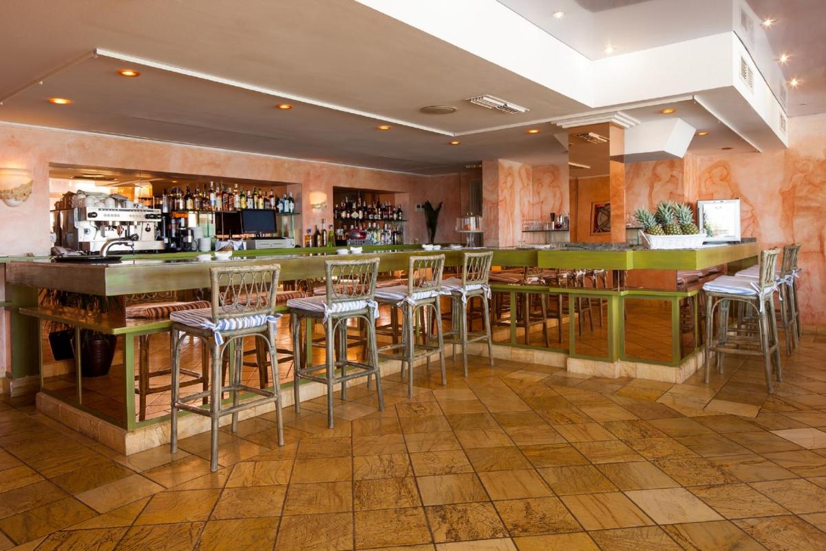 Un restaurante o sitio para comer en Hotel Royal Plaza