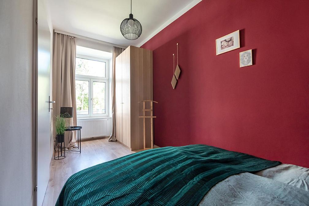 Colorful Apartment Facing Green Courtyard - Housity