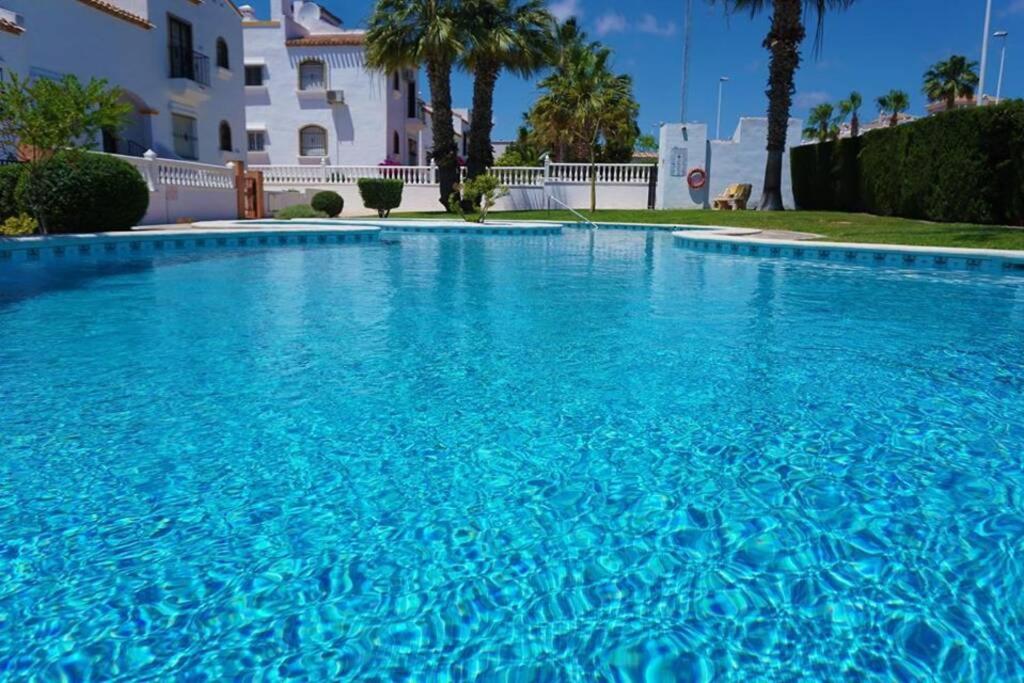 Spacious Ground floor apartment with Garden & Communal Pool - Housity