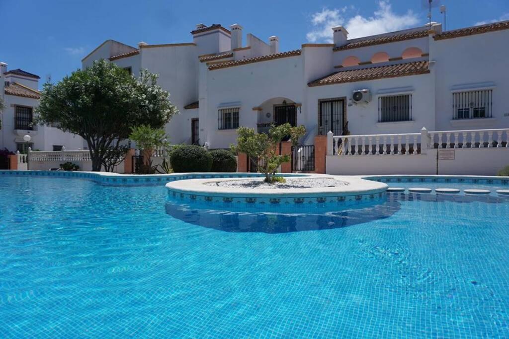 Spacious Ground floor apartment with Garden & Communal Pool - Housity